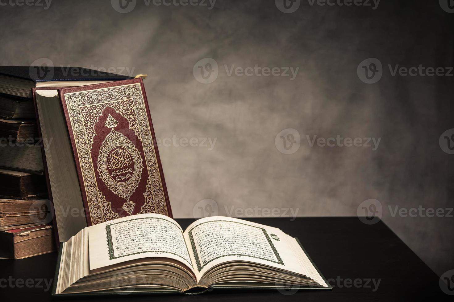 Koran heilig boek van moslims openbaar item van alle moslims op tafel, stilleven foto