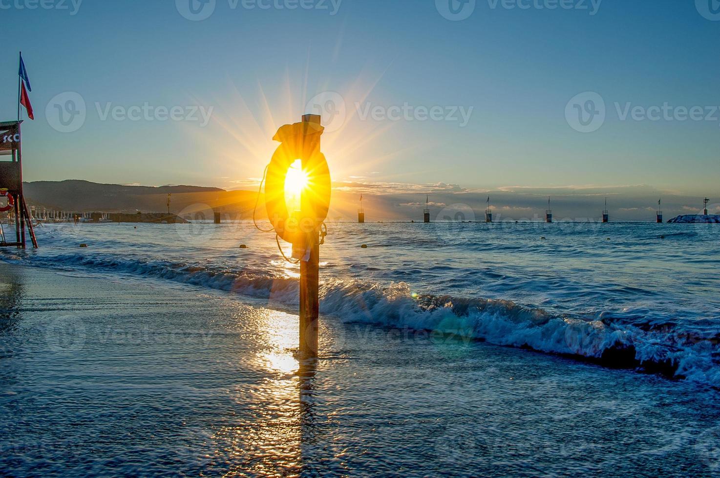 strand bij zonsopgang foto