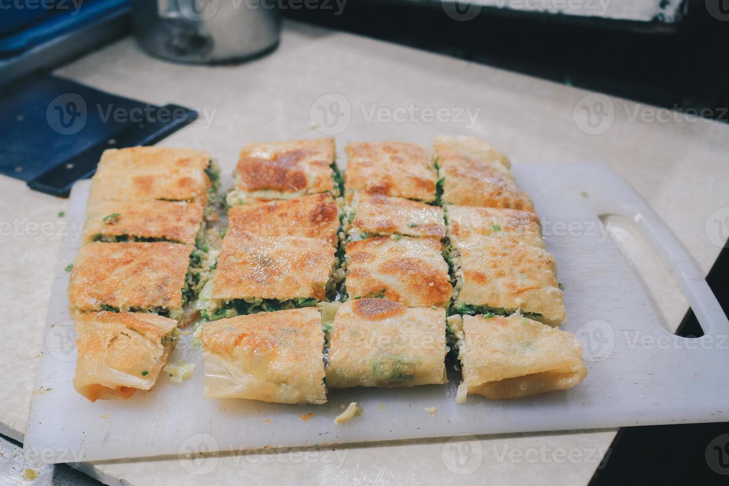 martabak telor of omelet martabak. hartig gefrituurd bladerdeeg gevuld met ei, vlees en kruiden. traditionele voedselsnacks uit Indonesië. foto