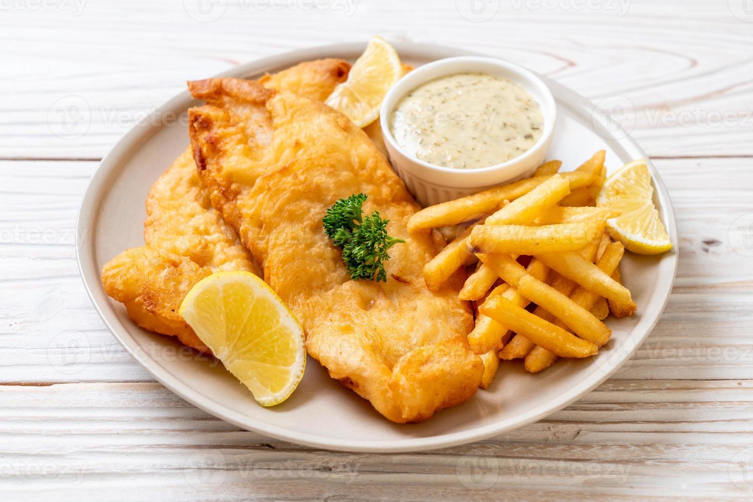 fish and chips met frietjes foto