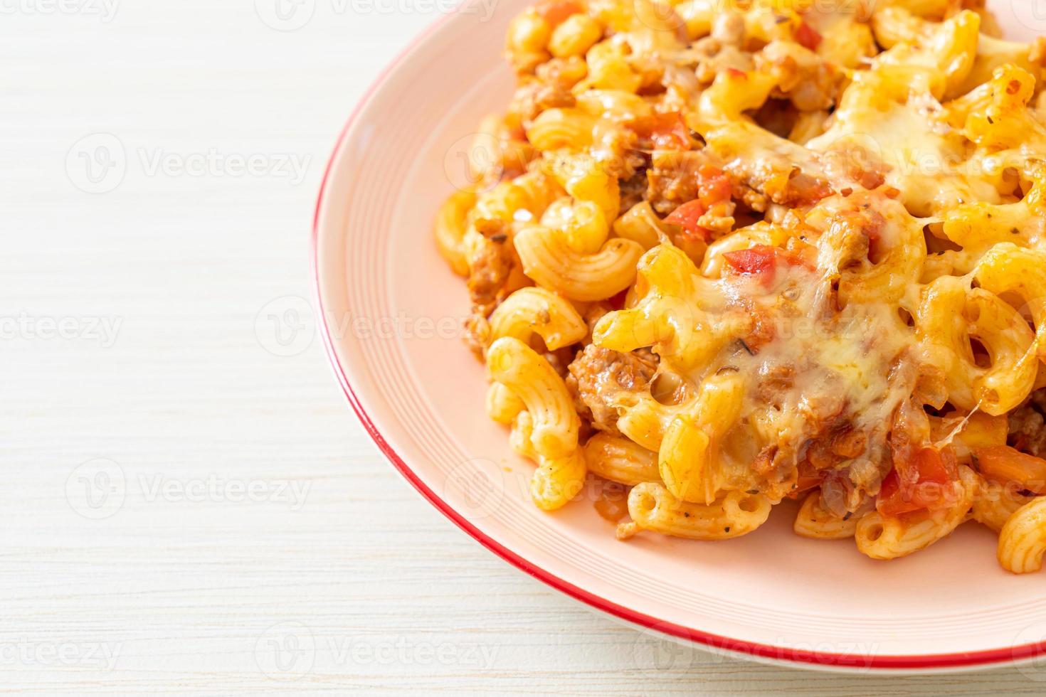 huisgemaakte macaroni bolognese met kaas foto