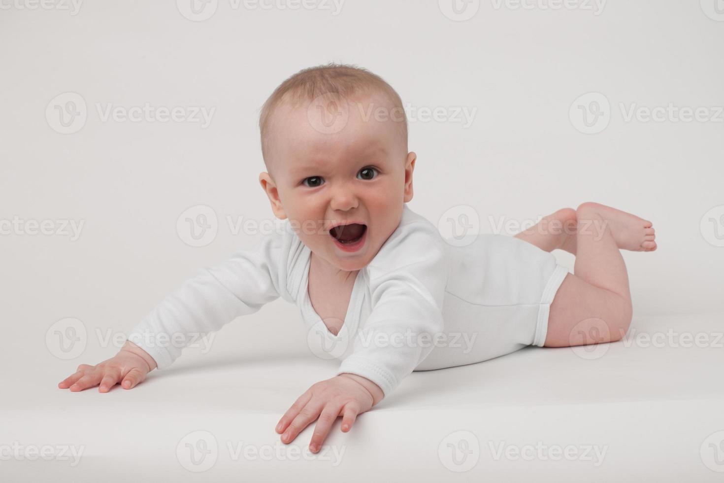 baby op een witte achtergrond foto