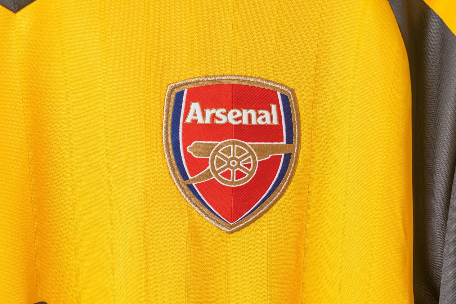 bangkok, thailand - 18 jan 2022 - arsenal logo op arsenal retro shirt uitshirt seizoen 2016-2017 foto