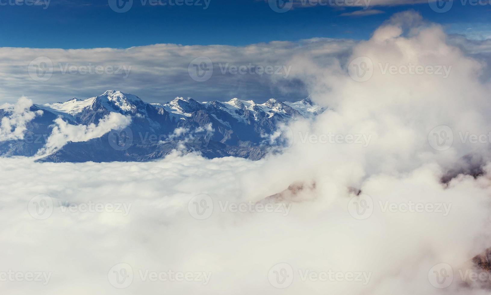 dikke mist op de bergpasgoulet. georgia, svaneti. Europa. foto