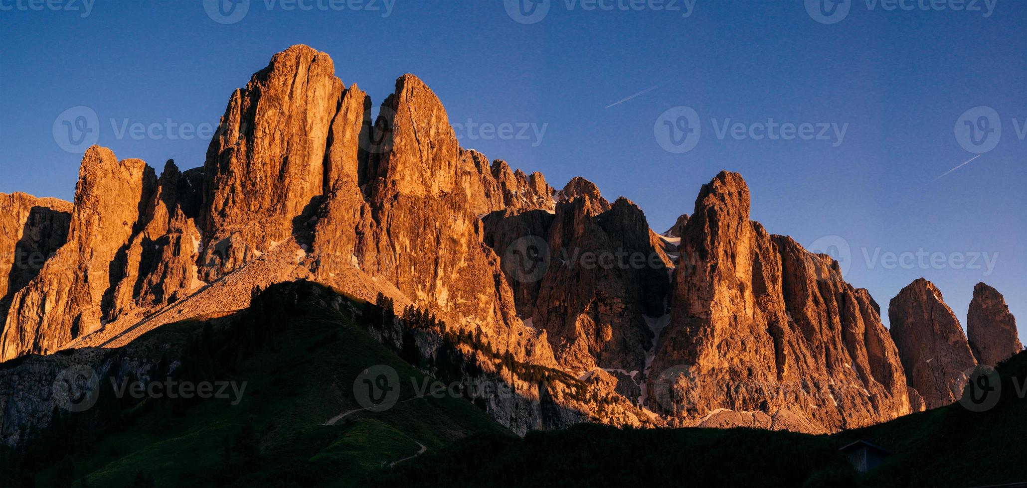 rotsachtige bergen bij zonsondergang. dolomiet alpen italië foto