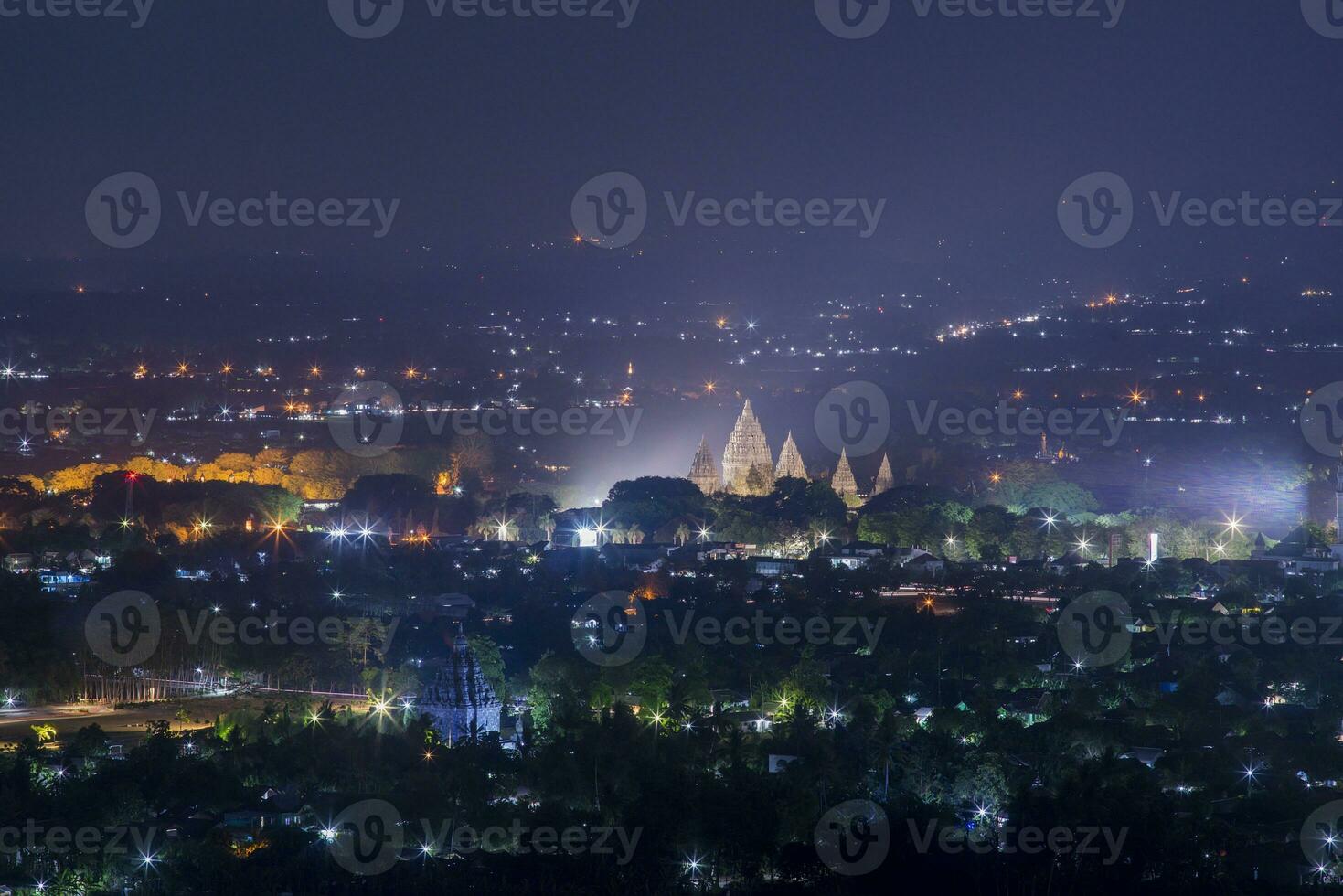 uitzicht op de prambanan-tempel 's nachts foto