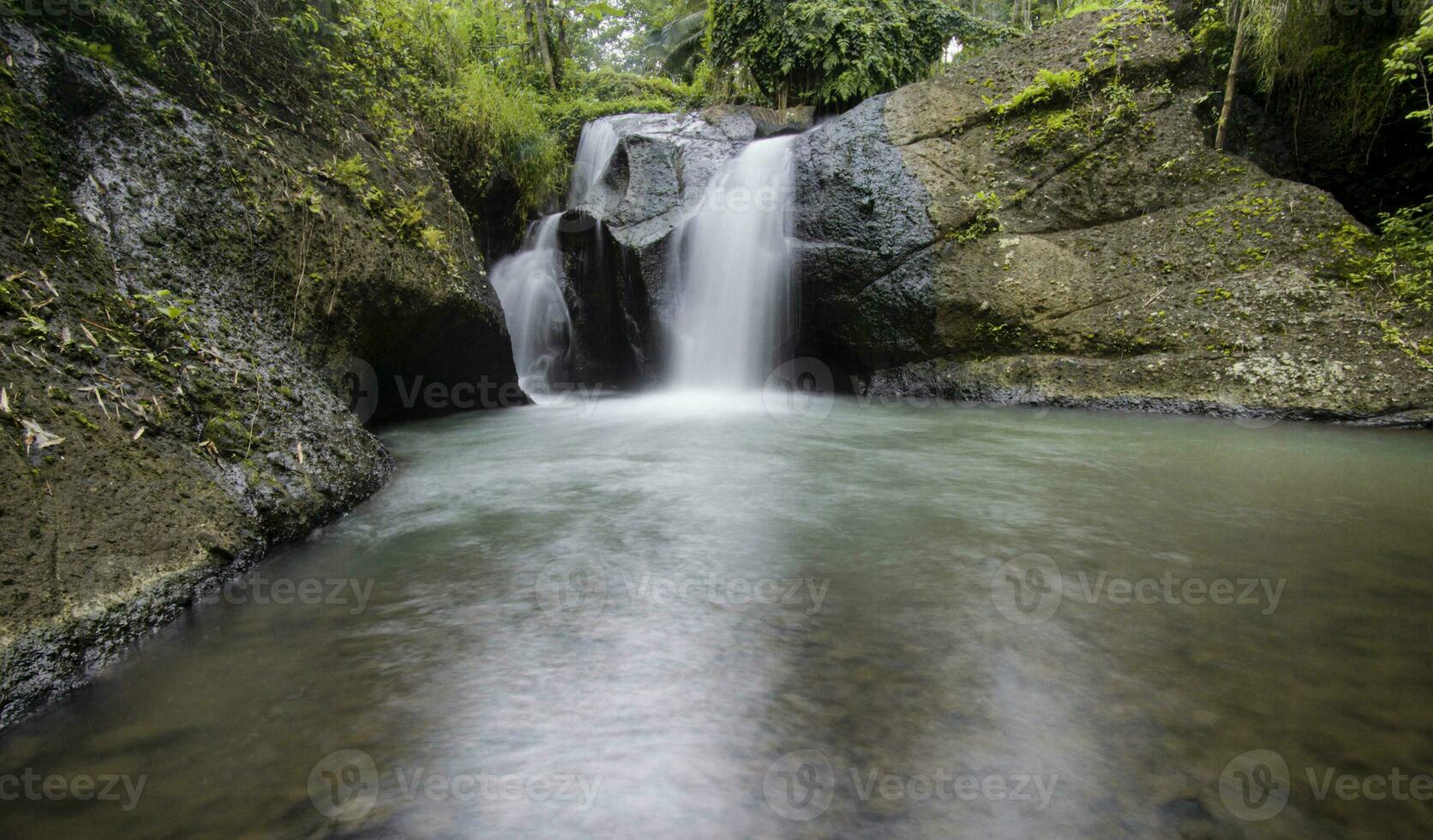 prachtige verborgen waterval in de natuur foto