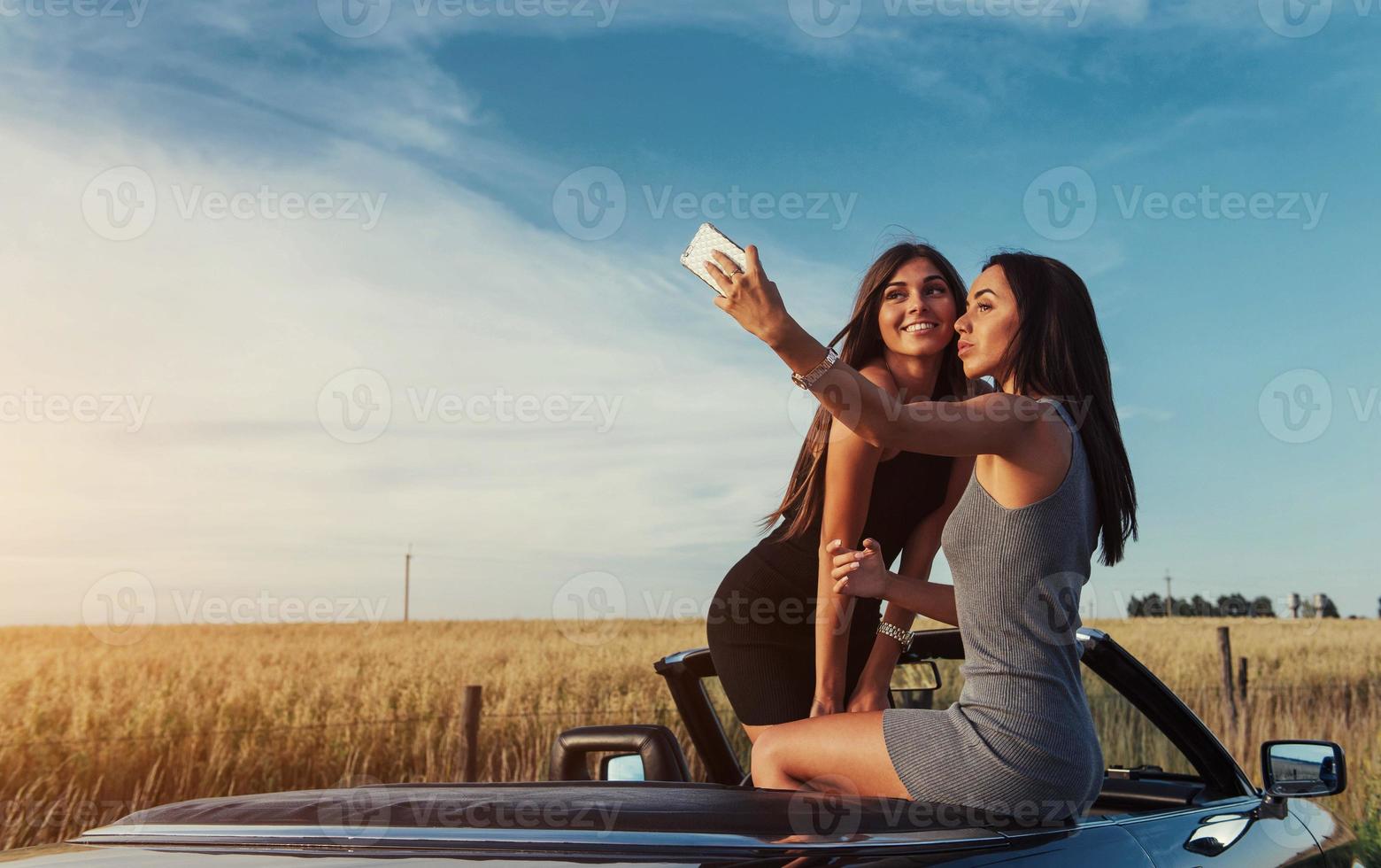 mooie twee meisjes worden onderweg gefotografeerd foto