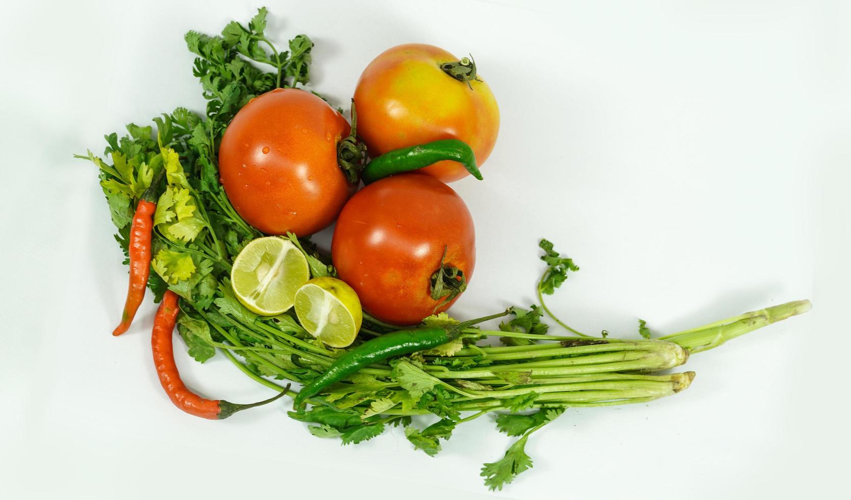 een verse groep groenten op witte achtergrond foto