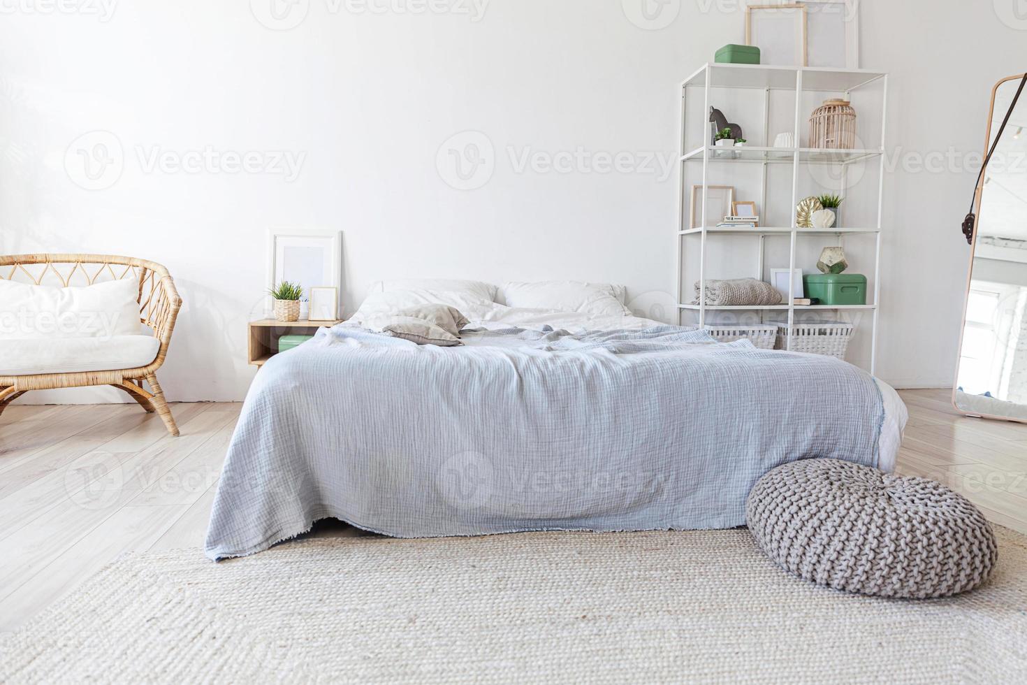 stijlvol loft slaapkamer interieur. ruim design appartement met lichte muren grote ramen groot bed. schone moderne inrichting met elegant meubilair in minimalistische scandinavische stijl. foto