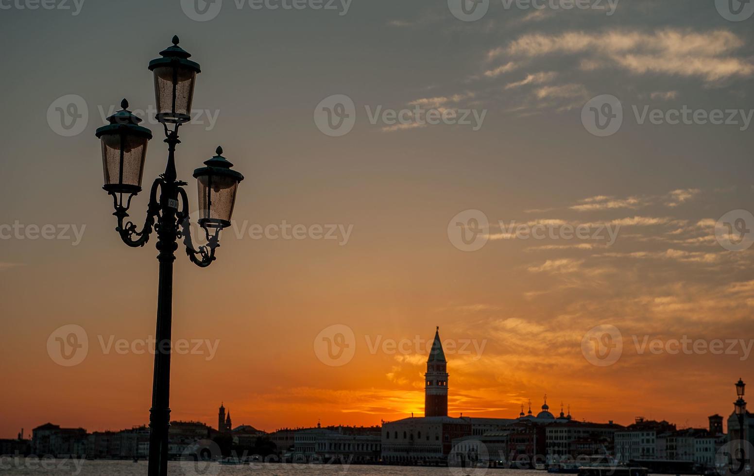 Venetië bij zonsondergang met reflecties in de zee foto