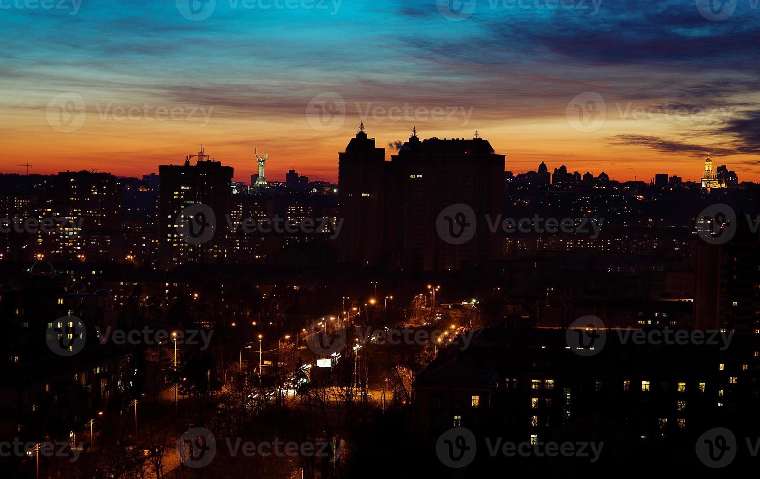 stadsgezicht van kiev 's nachts foto