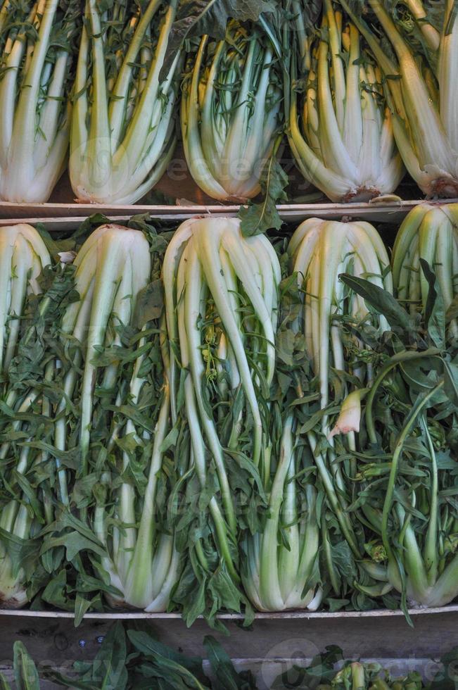 bleekselderij groenten in krat op een markt plank foto