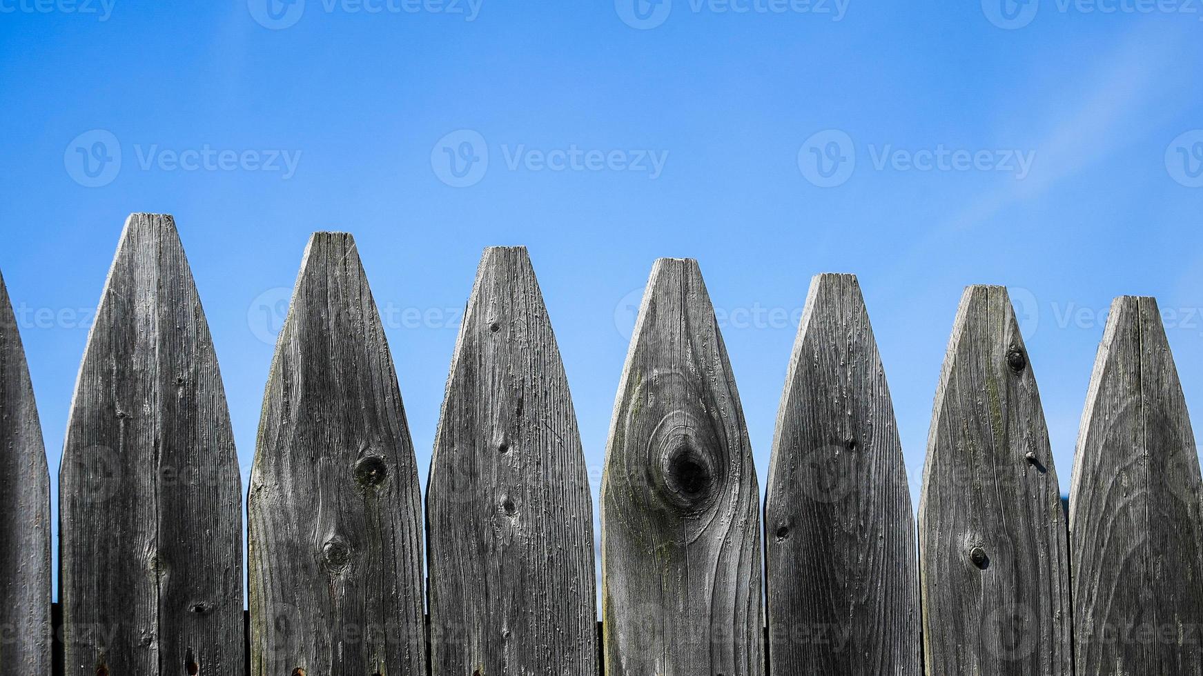 houten hek met mooie blauwe lucht foto