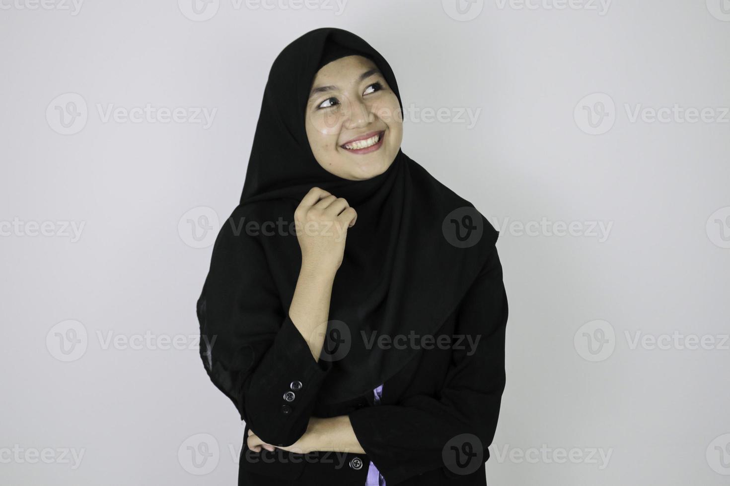 gelukkig en dagdromen gebaar jonge aziatische islam vrouw die hoofddoek draagt. foto