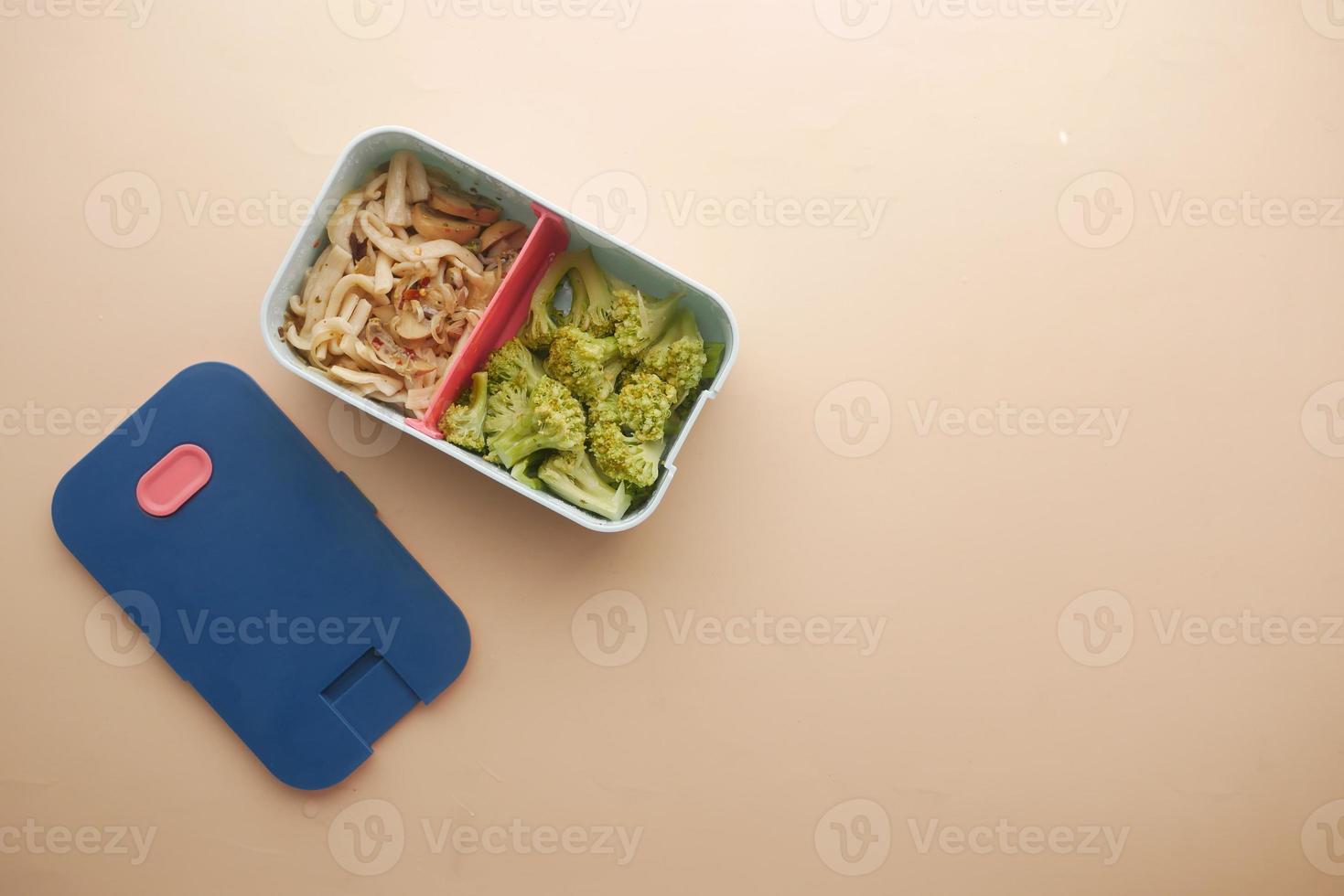 bovenaanzicht van een lunchbox op gekleurde achtergrond foto