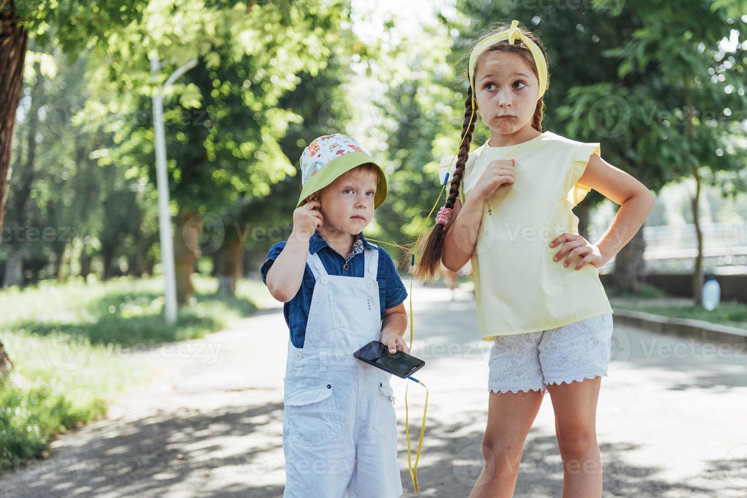 schattig meisje en jongen die naar muziek luisteren foto