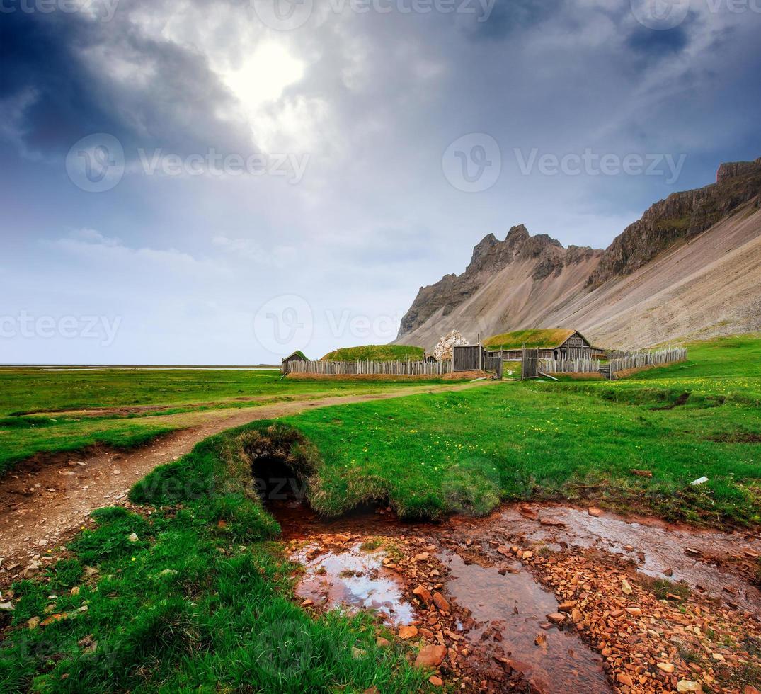 traditioneel vikingdorp. houten huizen bij de bergsparren foto