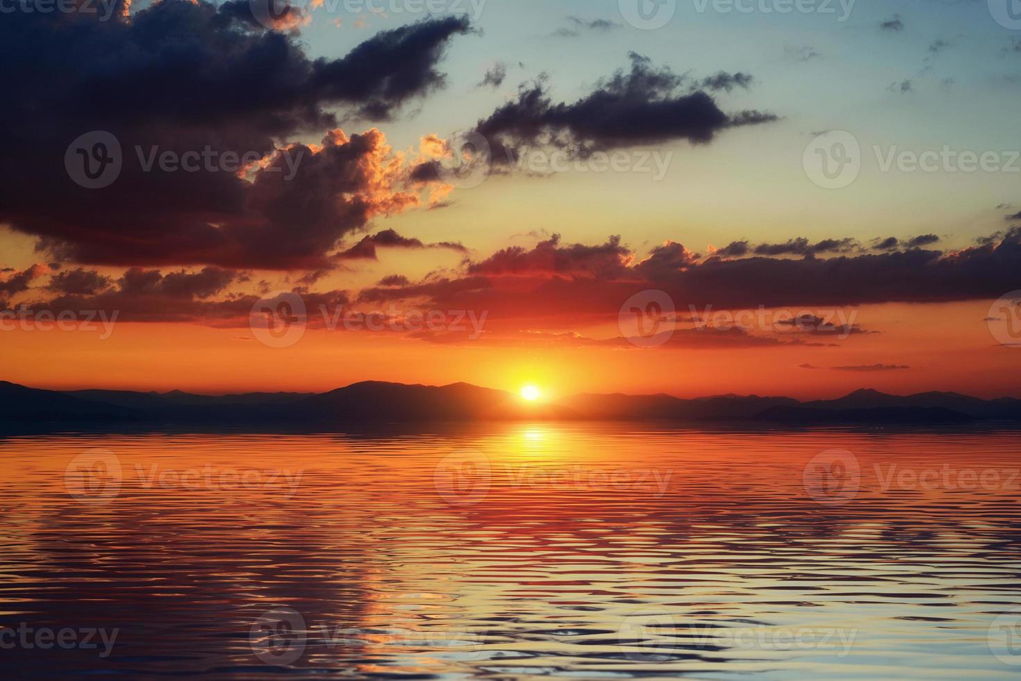 zonsondergang over de zee, de kust. foto