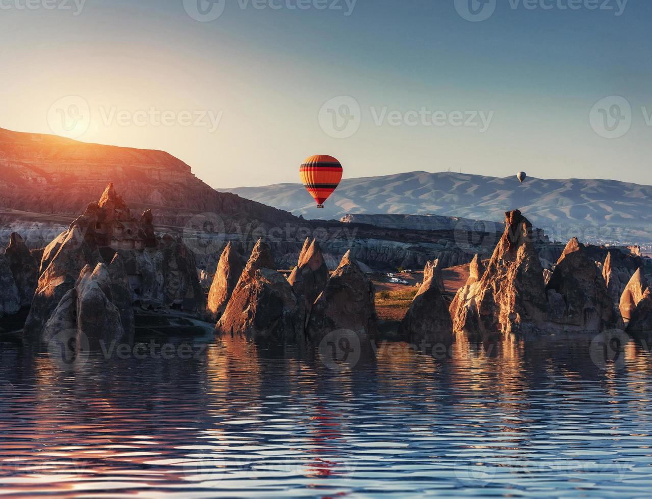 samenstelling van ballonnen over water en valleien, kloven, heuvels, b foto