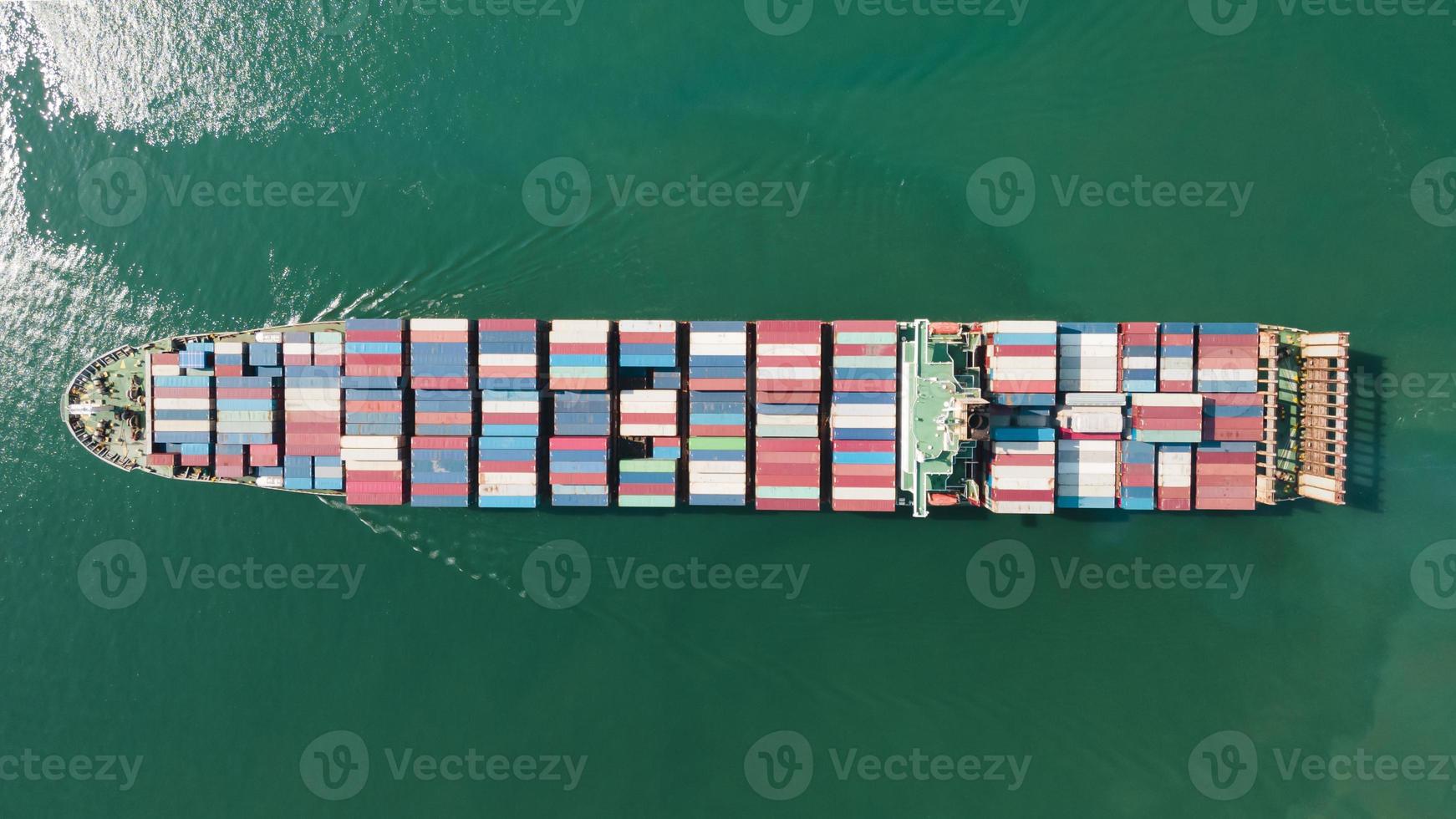 bovenaanzicht vanuit de lucht logistiek en transport van containervrachtschip en vrachtimport exportactiviteiten; foto