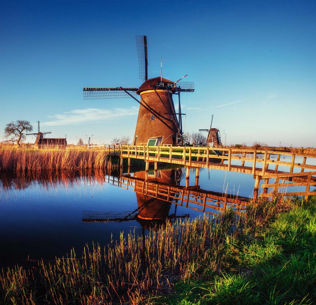 de weg die leidt naar de Nederlandse windmolens vanaf het kanaal foto