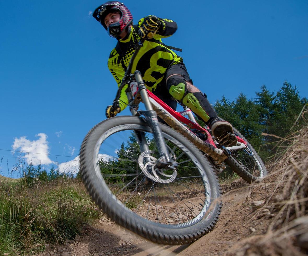 livigno italië 27 juli 2015 skipiste in de zomer wordt gebruikt voor extreme afdalingen met de fiets naar livigno foto