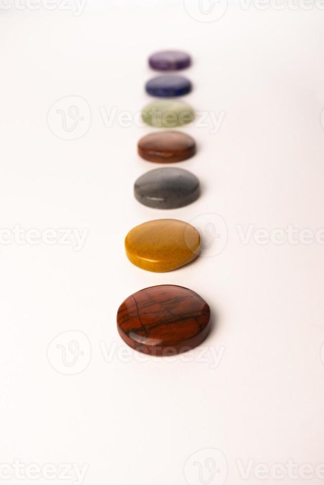 gekleurde chakra stenen foto