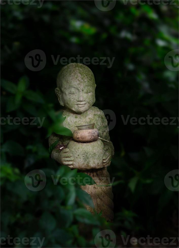 stenen boeddha in zen-tuin foto