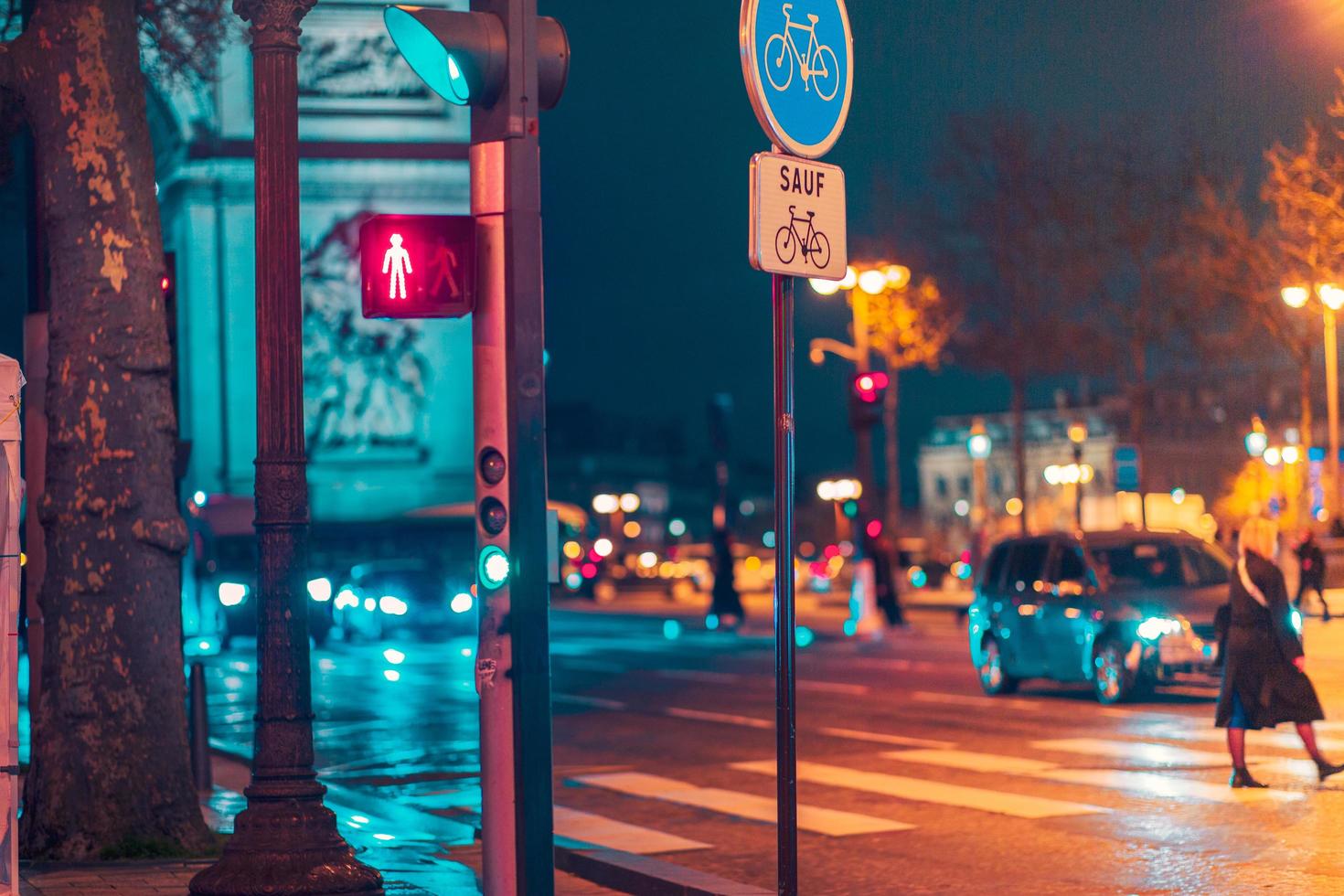 Champ elysees verkeerslichten uitzicht vanaf zebrapad 's nachts. foto