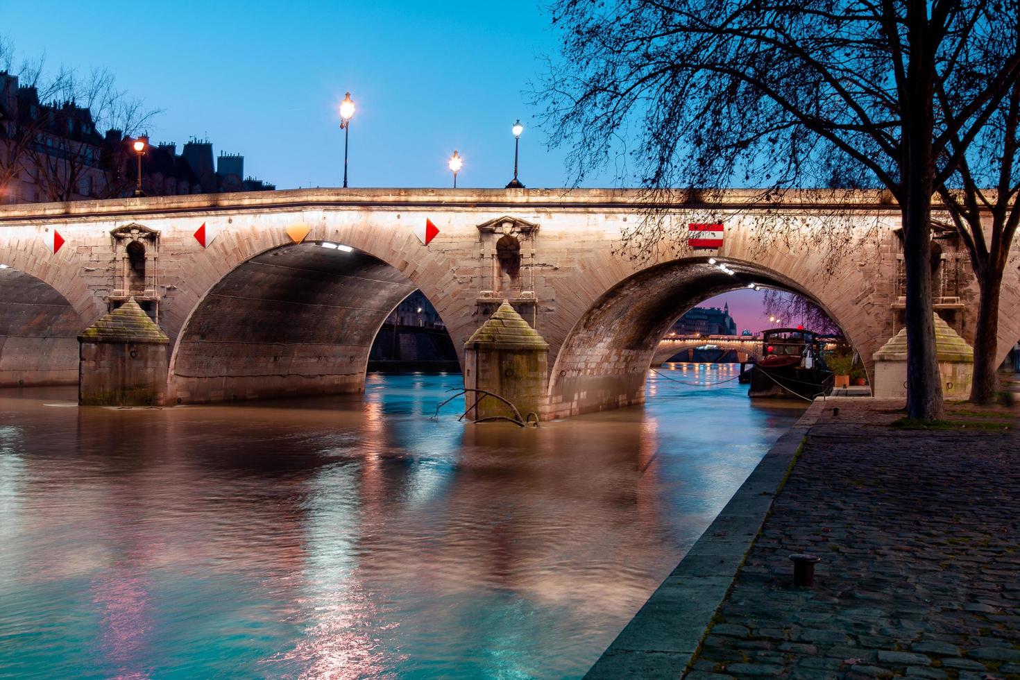 schemeringscène van de rivier de Seine van Parijs met fantastische kleuren tijdens zonsondergang. foto