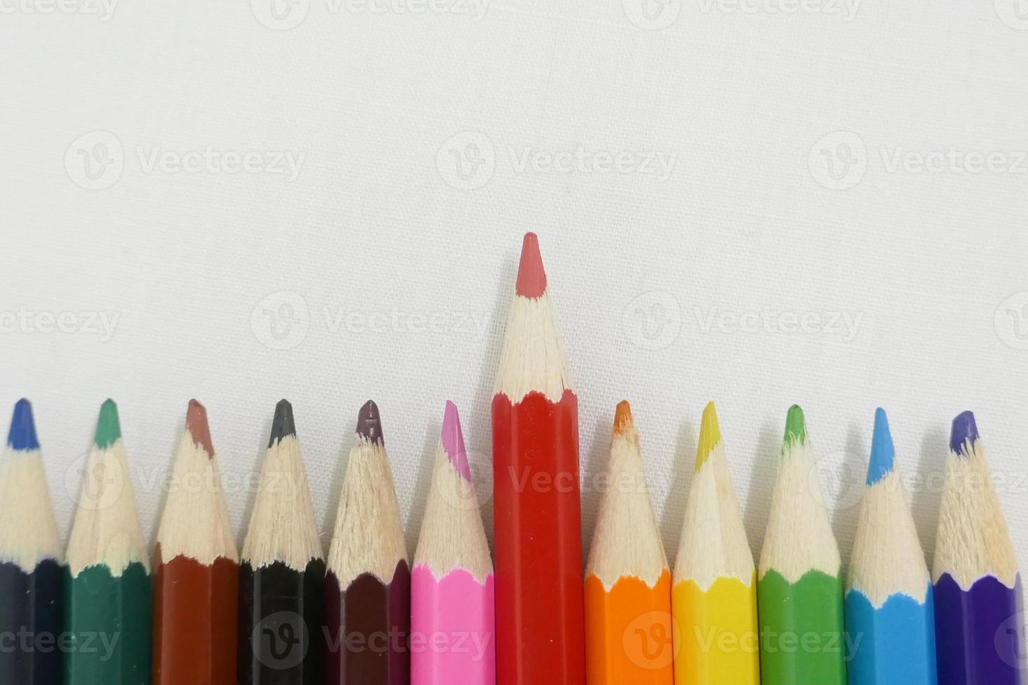 veelkleurige potloden tegen een witte achtergrond foto