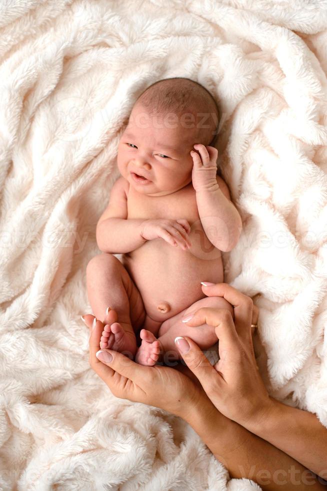 close-up mooie slapende babymeisje. pasgeboren babymeisje, in slaap foto