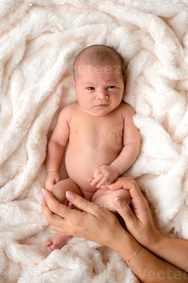 close-up mooie slapende babymeisje. pasgeboren babymeisje, in slaap foto