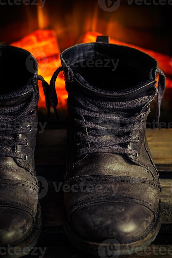 tyfoon Diversen Bevestiging casual grijze leren schoenen voor mannen op een houten bord met open haard  op de achtergrond. donkere stemmingsstijl. verticaal beeld. 6587597  stockfoto bij Vecteezy