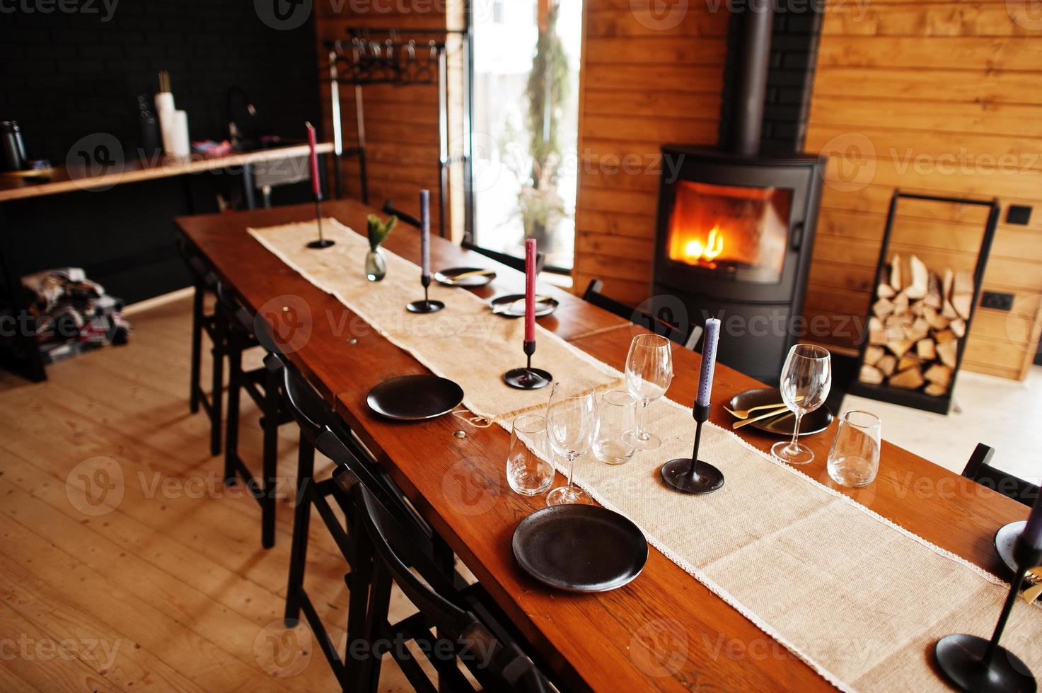 tafel met paltes en snoepjes in modern houten huis met open haard. foto