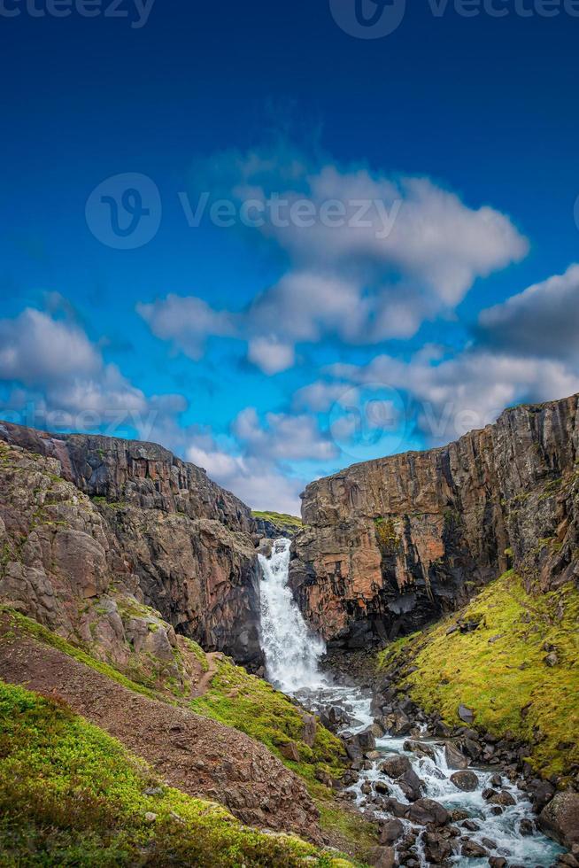 prachtige en hoge waterval fardagafoss in de buurt van egilsstadir op Oost-IJsland, zonnige dag en blauwe lucht. foto