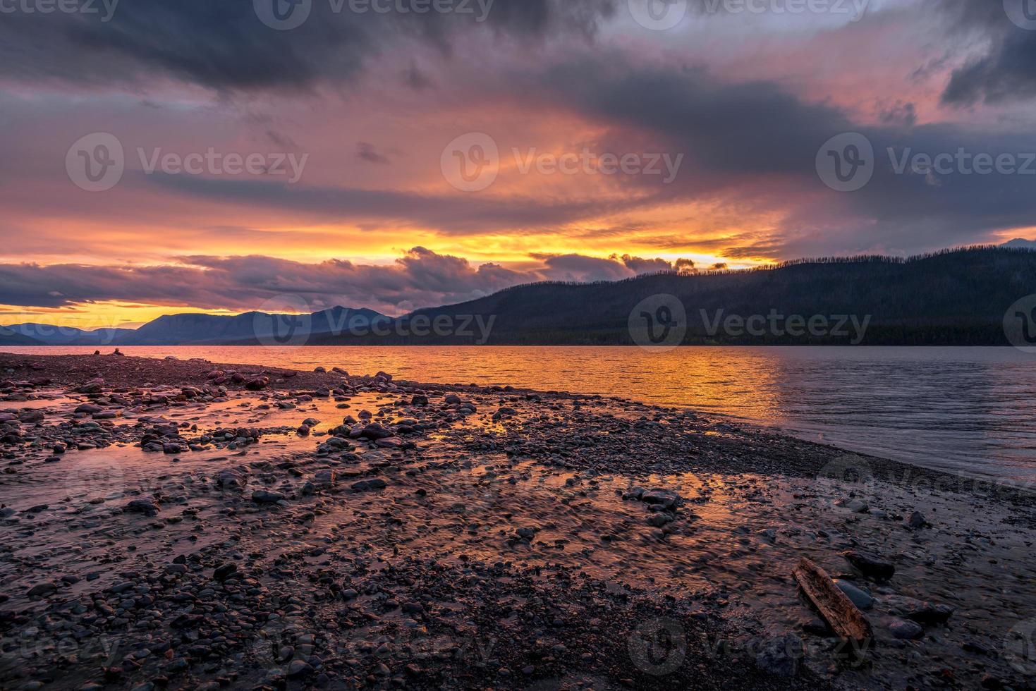 zonsondergang aan het meer van mcdonald in montana foto
