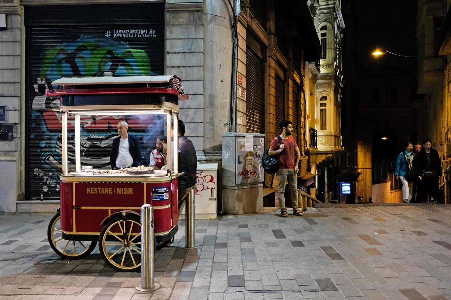 istanbul, turkije, 24 mei 2018 - mensen 's nachts foto