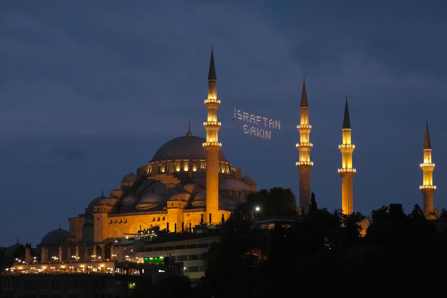 Istanbul, Turkije, 2018 - Buitenaanzicht van de Suleymaniye-moskee in Istanbul, Turkije op 28 mei 2018 foto