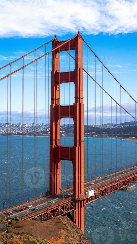 blauwe lucht op golden gate bridge foto