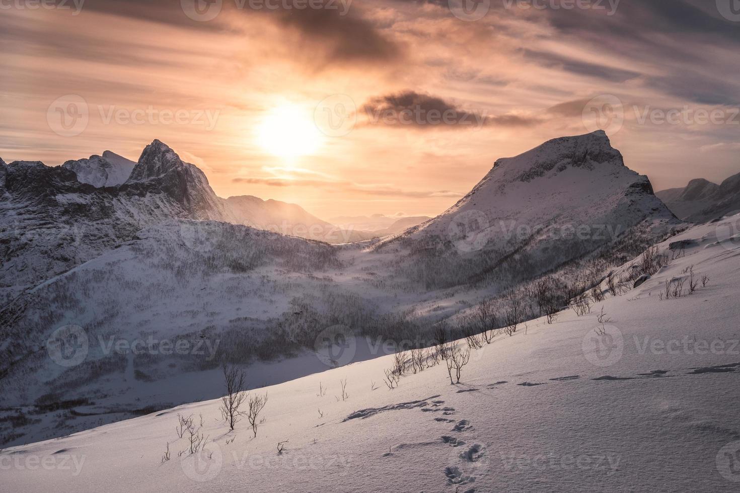 landschap van zonsopgang op besneeuwde berg op het hoogtepunt van segla foto