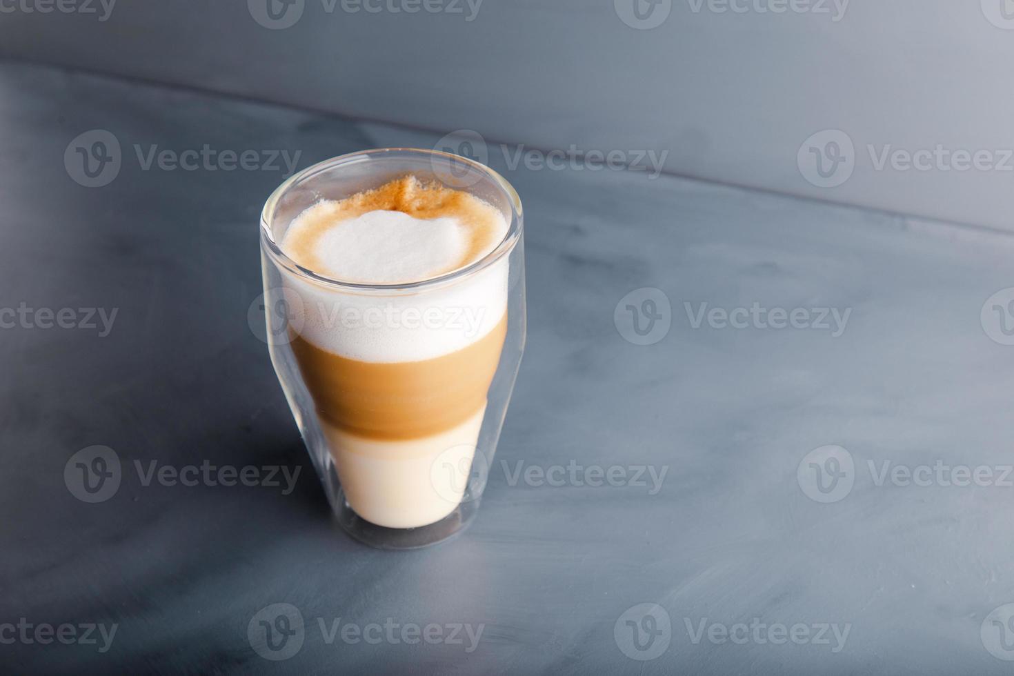 perfect gradiënt latte macchiato uitzicht over grijze achtergrond met kopieerruimte. foto
