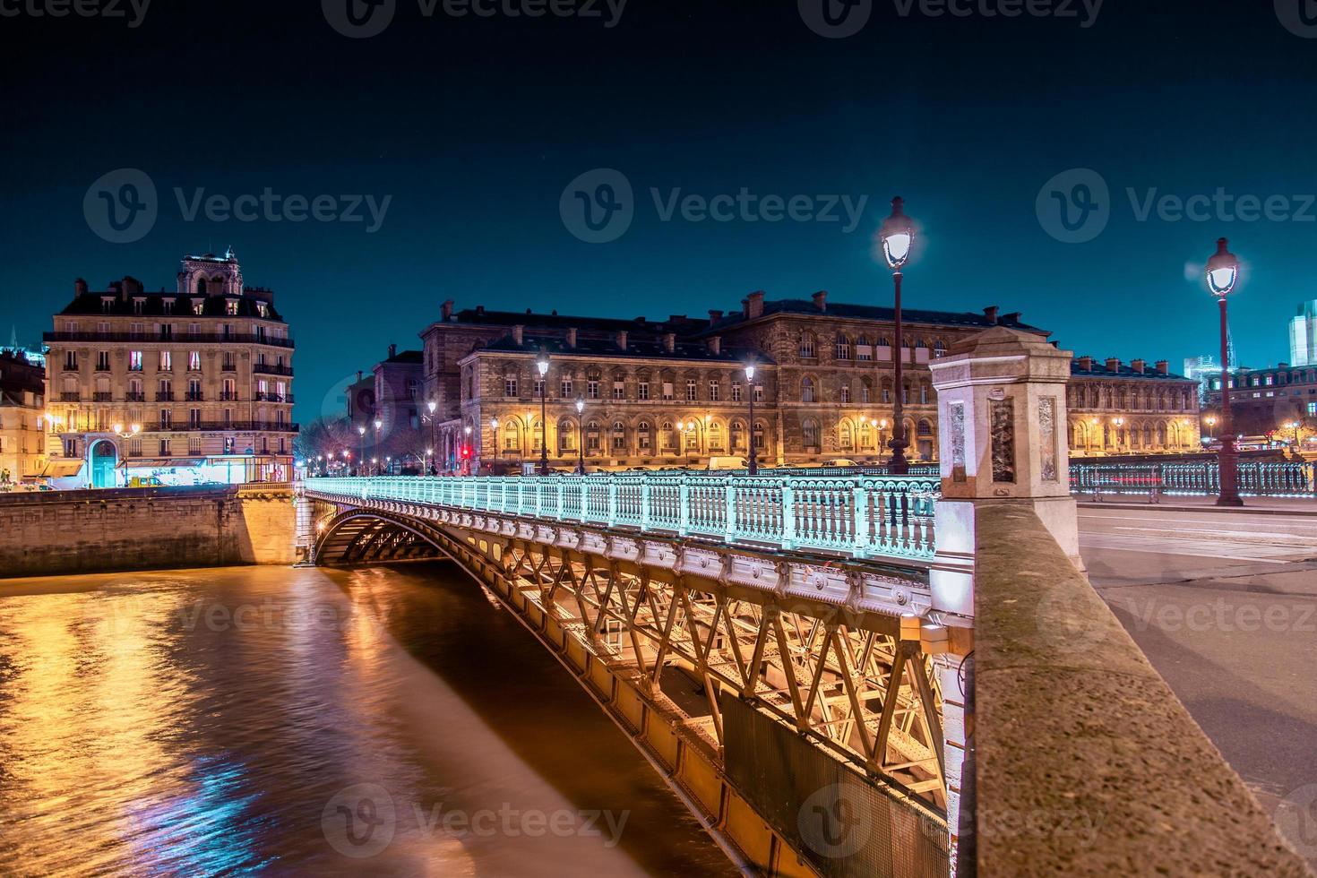 schemeringscène van de rivier de Seine van Parijs met fantastische kleuren tijdens zonsondergang. foto