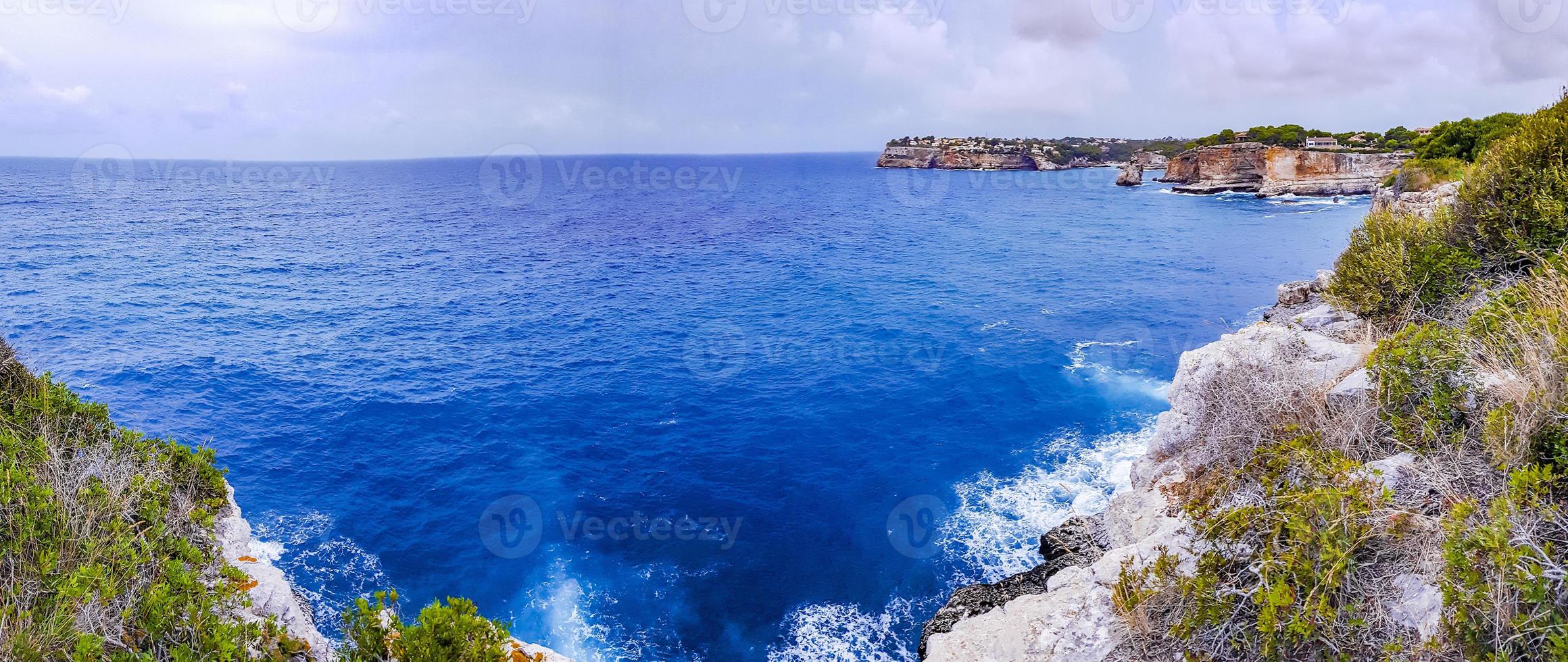 panorama kliffen landschap baai van cala santanyi in mallorca, spanje. foto