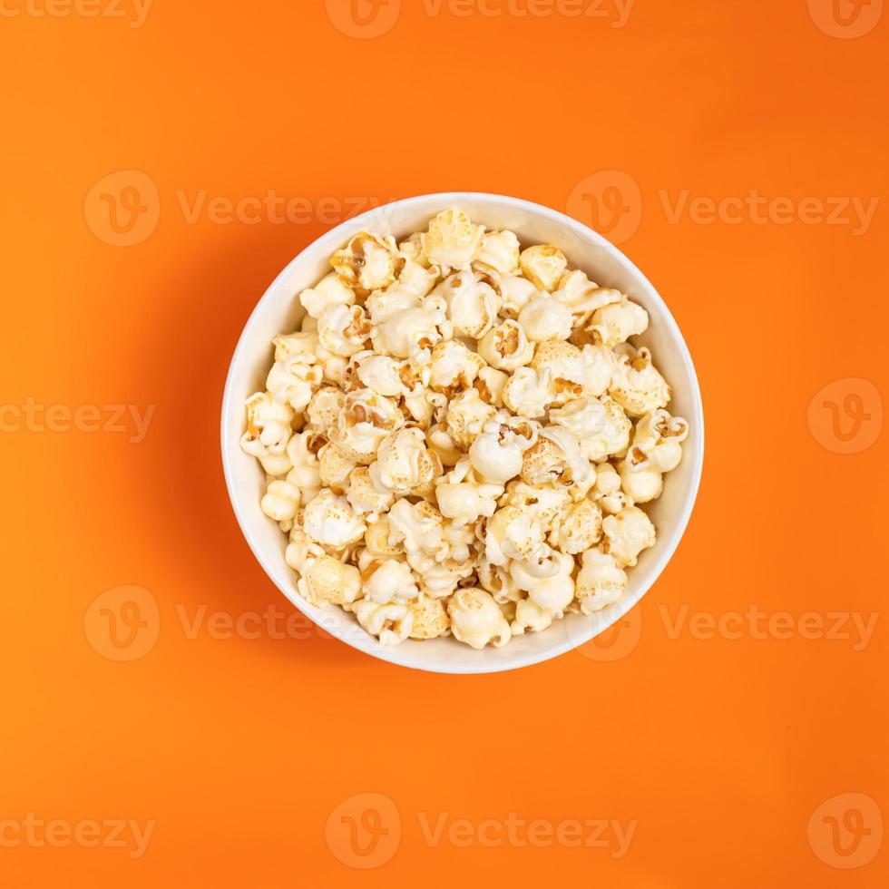 luchtfoto van popcorn gemaakt van maïs snacks om te eten en te genieten van het kijken naar live sport of tv-series en verschillende amusementsprogramma's in uw vrije tijd familievakantie het is een goede gezinsactiviteit. foto