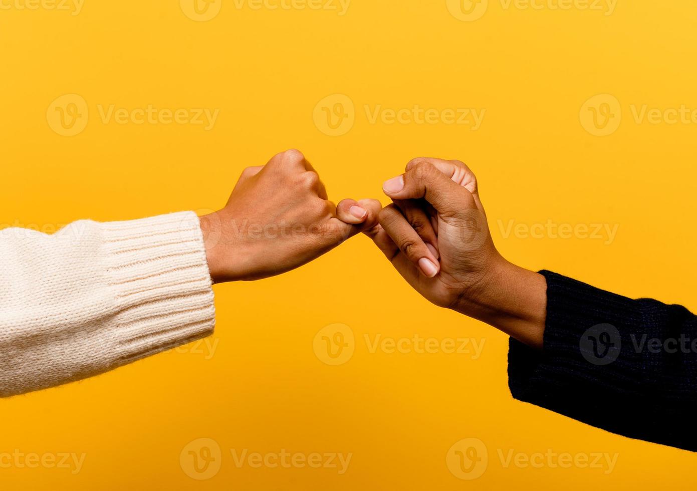 aziatische meisjes hand in hand die oprechtheid en solidariteit met elkaar uitdrukken. wederzijds vertrouwen teamwerk concept foto