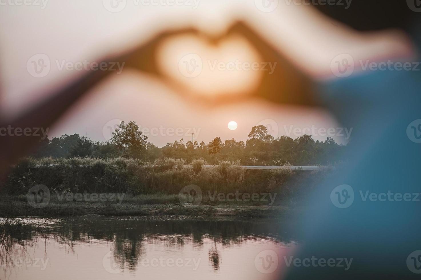 dag van liefde van jonge hand met het hart van twee mensen. foto