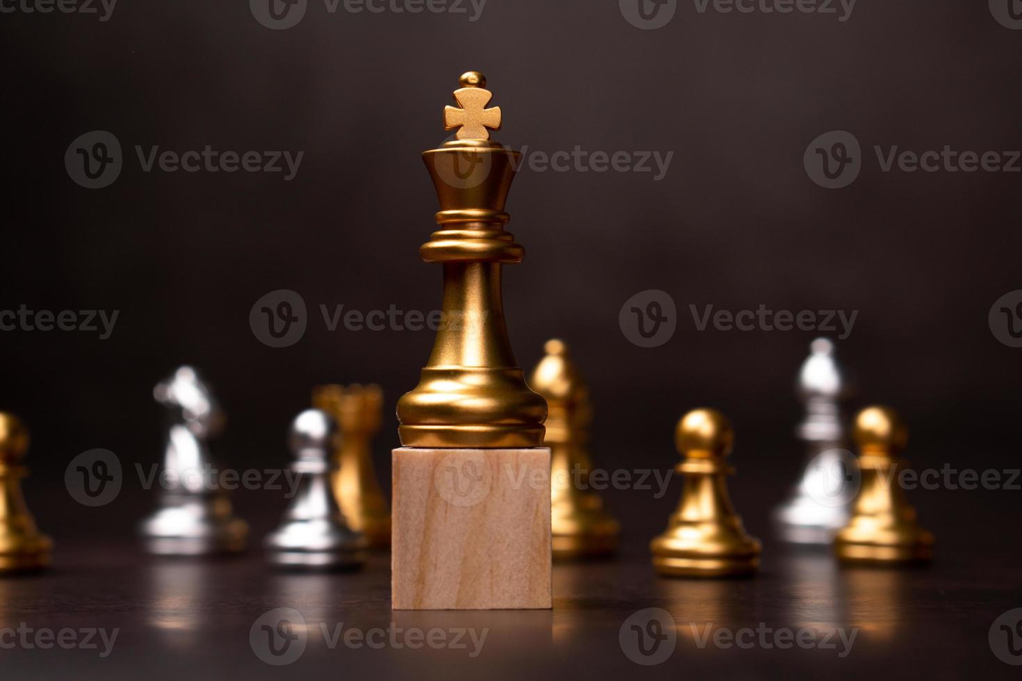 gouden koningsschaak staande op een houten standaard. het concept van leiders in goede organisaties moet een visie hebben en zakelijke trends kunnen voorspellen en concurrenten kunnen beoordelen foto