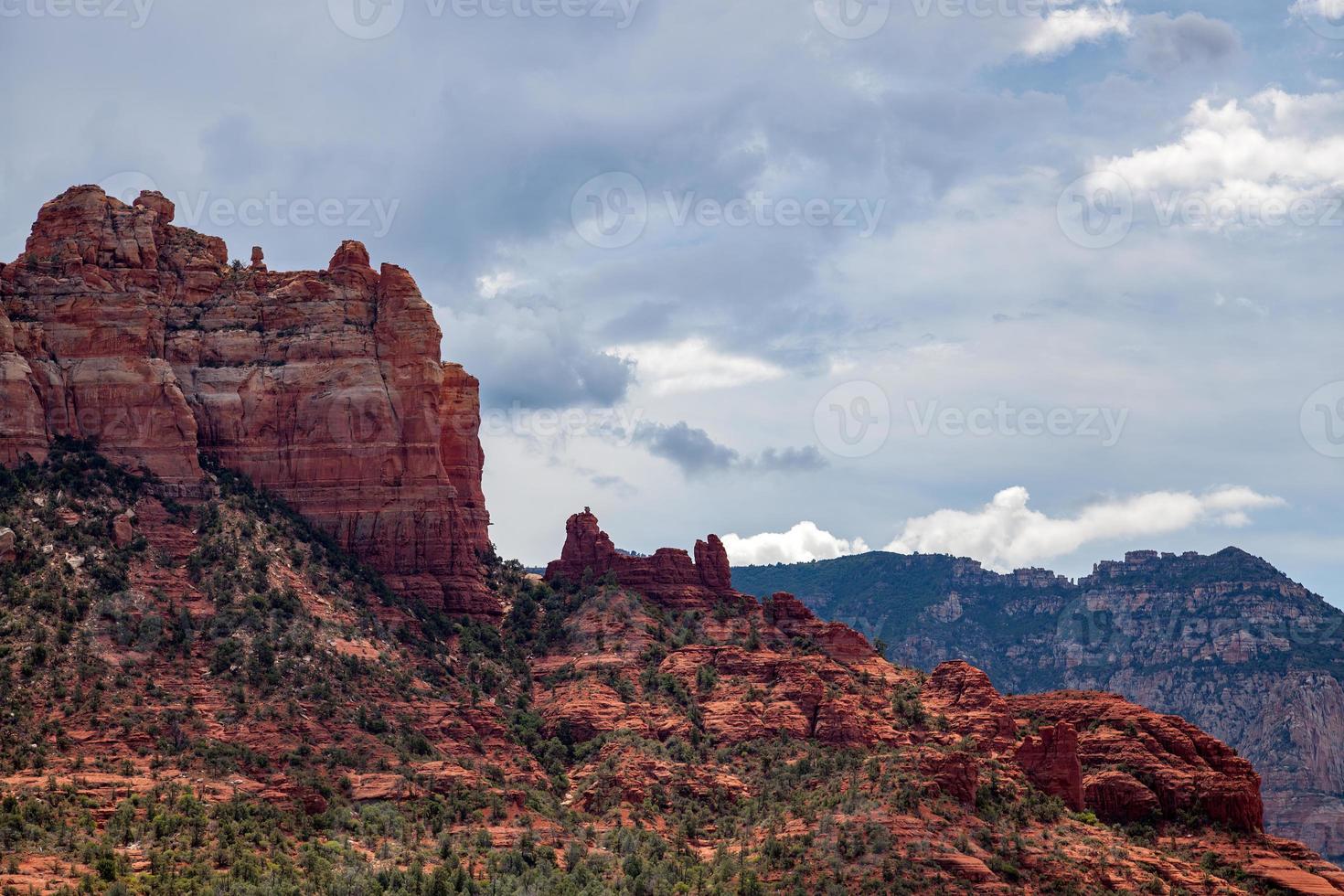 stormachtig weer en felle zonneschijn over de bergen rondom sedona foto